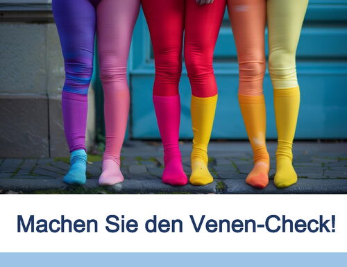 Das Bild zeigt drei Paar Beine in bunten Strümpfen. Darunter der Text "Machen Sie den Venen-Check!", der zu einer kostenlosen Venenmessung vom 10. bis 15. November 2025 einlädt. Unten sind die Kontaktdaten der Apotheke.